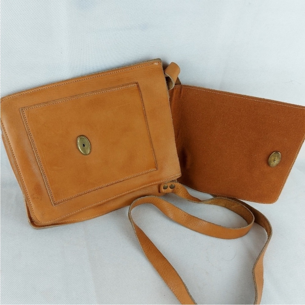 Vintage Tan Leather Crossbody Bag with Flap Closure - Picture 8 of 13